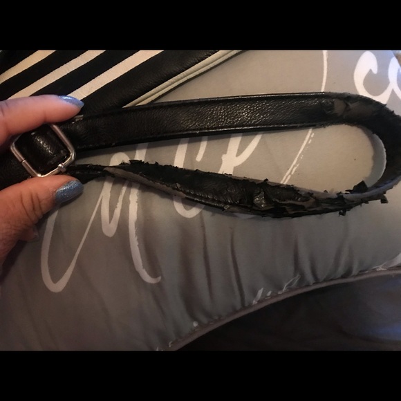 ❤️Merona black and white stripped purse❤️ - Picture 4 of 6